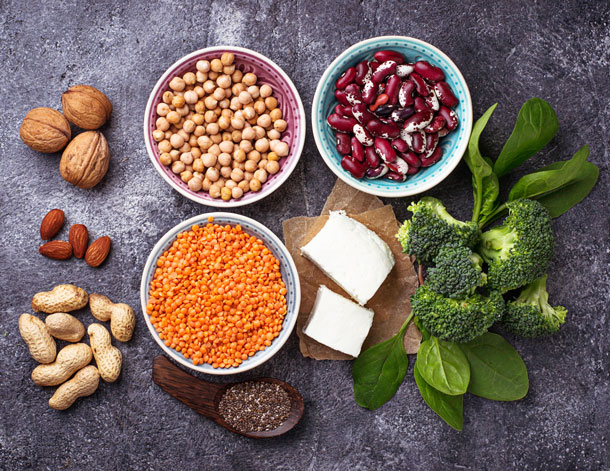 Vielseitige Ernährung ist wichtig für ein starkes Immunsystem (Foto: 123RF/yuliaf) Brokkoli, Linsen, Nüsse, Spinat, Bohnen
