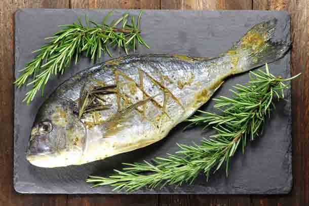 Fisch mit Kräutern schützen (Foto: 123RF/B. Wylezich) Fisch gegrillt