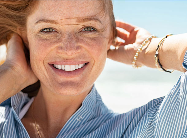 Vitamin D: Wichtig fürs Immunsystem (Foto: 123RF/Rido) Frau mit Sommersprossen in der Sonne