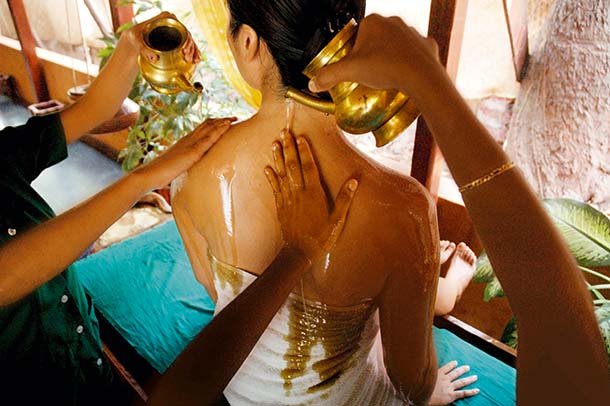 A.Vogel, Ayurveda Behandlung Pre Panchakarma: Ölung, Ölguss Snehana (Foto: aga, P.Sozzari)