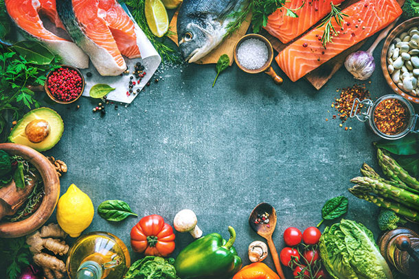 Psoriasis: Wie soll man sich bei Psoriasis-Arthritis ernähren? (Foto: 123RF, Alexander Raths) Psoriasis-Arthritis Ernährung (Foto: Ein bunter Tisch an frischen Zutaten liegen bereit zum Kochen. 123RF, Alexander Raths)