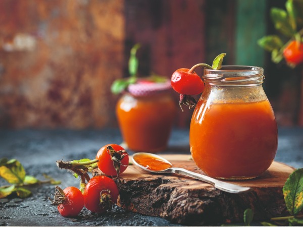 Hagebuttenmus, so geht's (Foto: 123RF/sarsmis) Tisch mit Hagebuttenmus